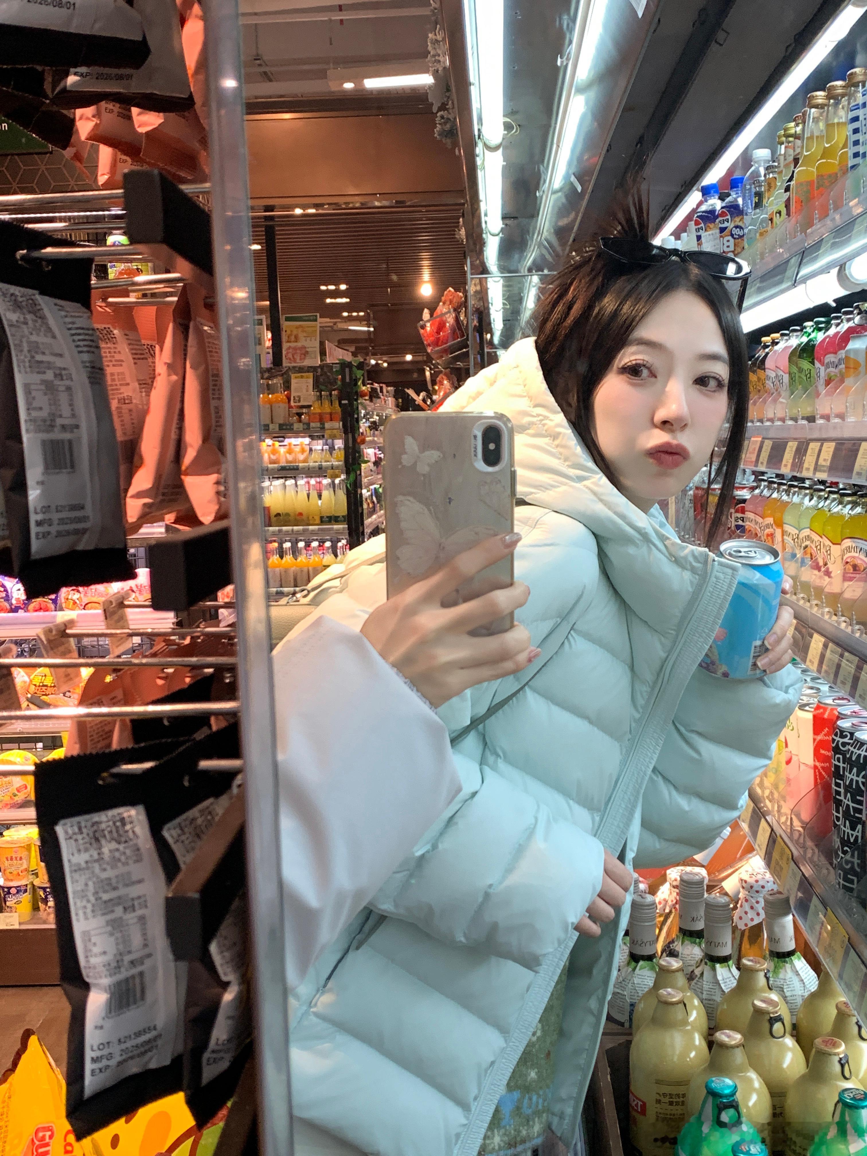 昨晚猝不及防的收工照哈哈排骨羽绒服还有一个颜色你们猜到了吗？非常嫩的奶盐蓝！！派