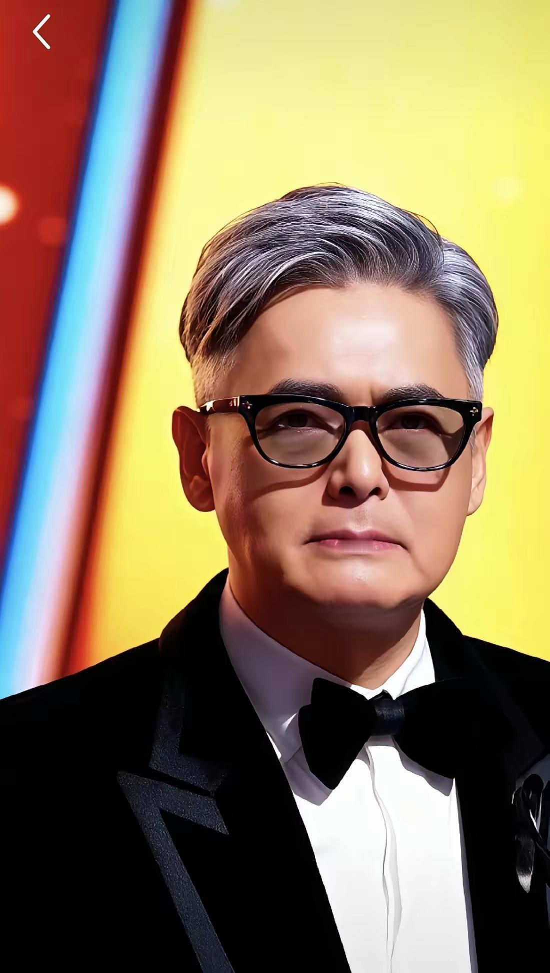 相由心生这话真没骗人！70岁周润发满头白发现身颁奖礼，第一眼差点没认出来，可