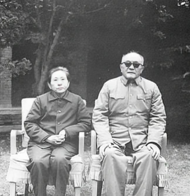 1941年，黄克诚迎娶23岁的女学生唐棣华，结婚前，黄克诚对她说：“你不能因为男