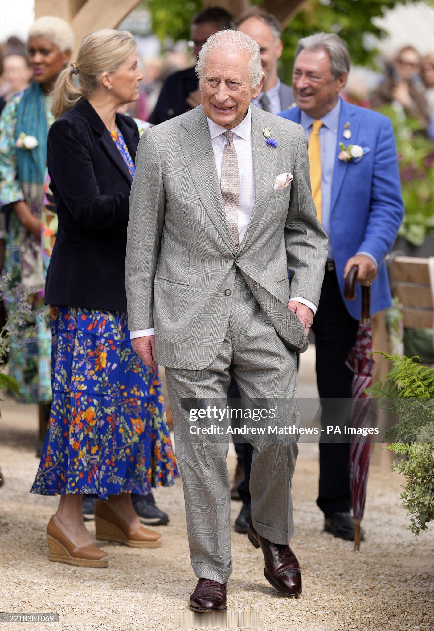 英国王室今天查尔斯三世和他的弟媳妇爱丁堡公爵夫人苏菲在温莎大公园约克
