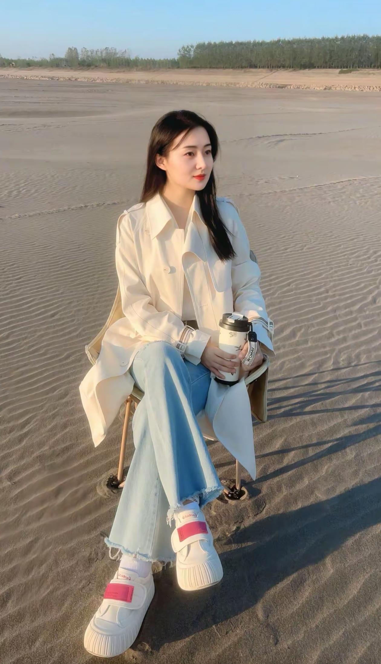 沙漠中的时尚少女，享受悠闲时光。