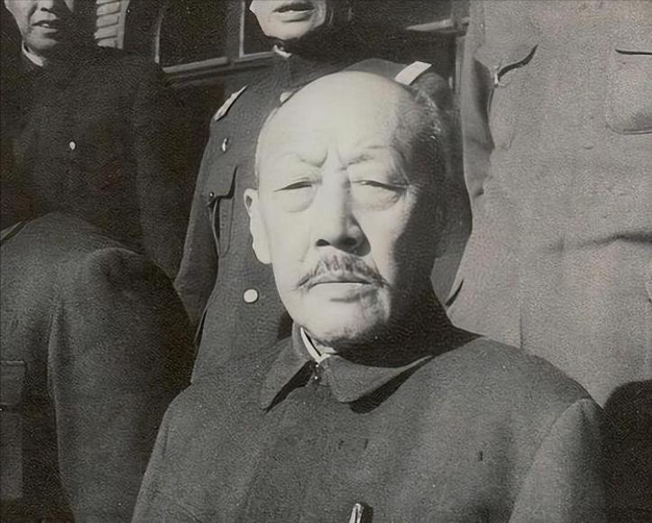 1950年，79岁的汉奸张景惠，在战犯管理所看见一个穿解放军军装的人，仔细一看，