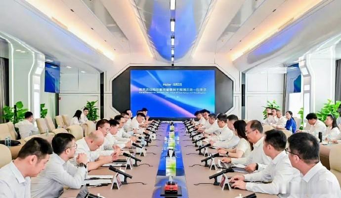 海尔周云杰和长安朱华荣同框这波联动有点意思！家电大佬和汽车巨头凑一块儿，看来是
