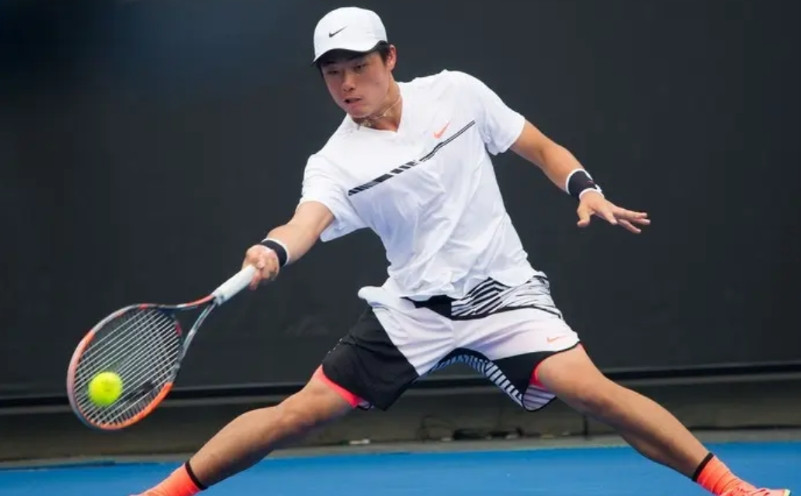 吴易昺最大的问题就是他的体能。今天的四强争夺战，第一盘在对手发球局拿到两个盘点，