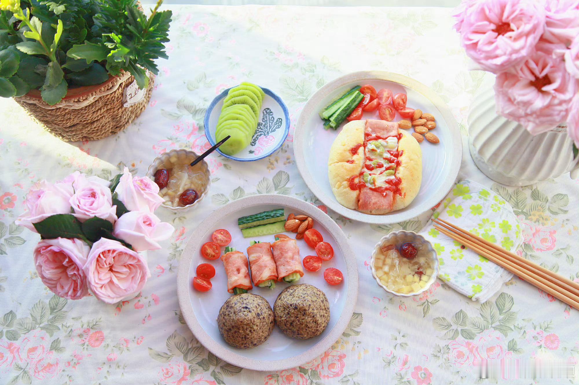 早安早餐🌿🌿🌿🌷春日早餐｜把生活的温柔，都吃进肚子里阳光刚好落在桌布上，