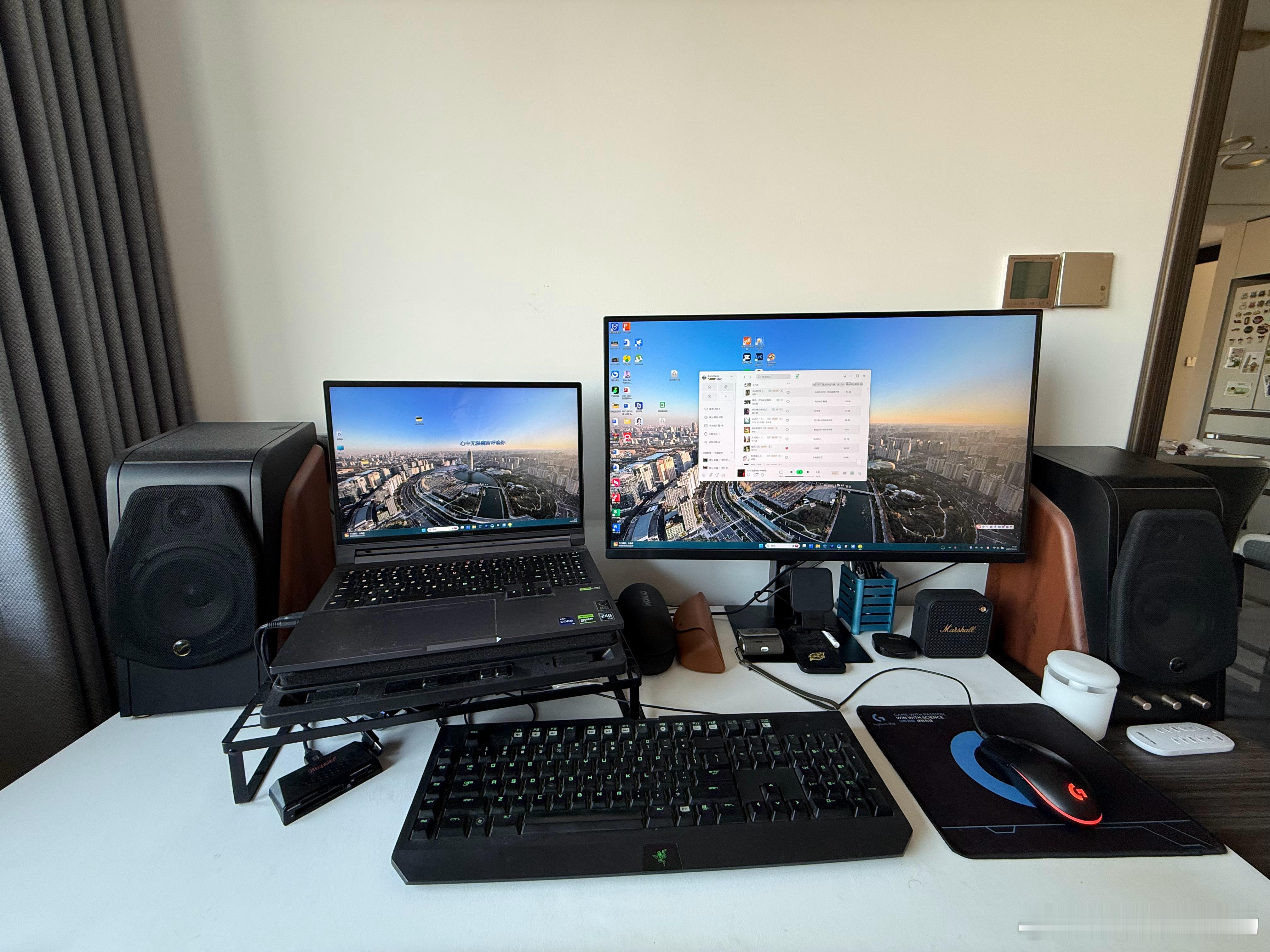 把桌子收拾了一下，瞬间清爽！就是感觉这个桌子太小了！