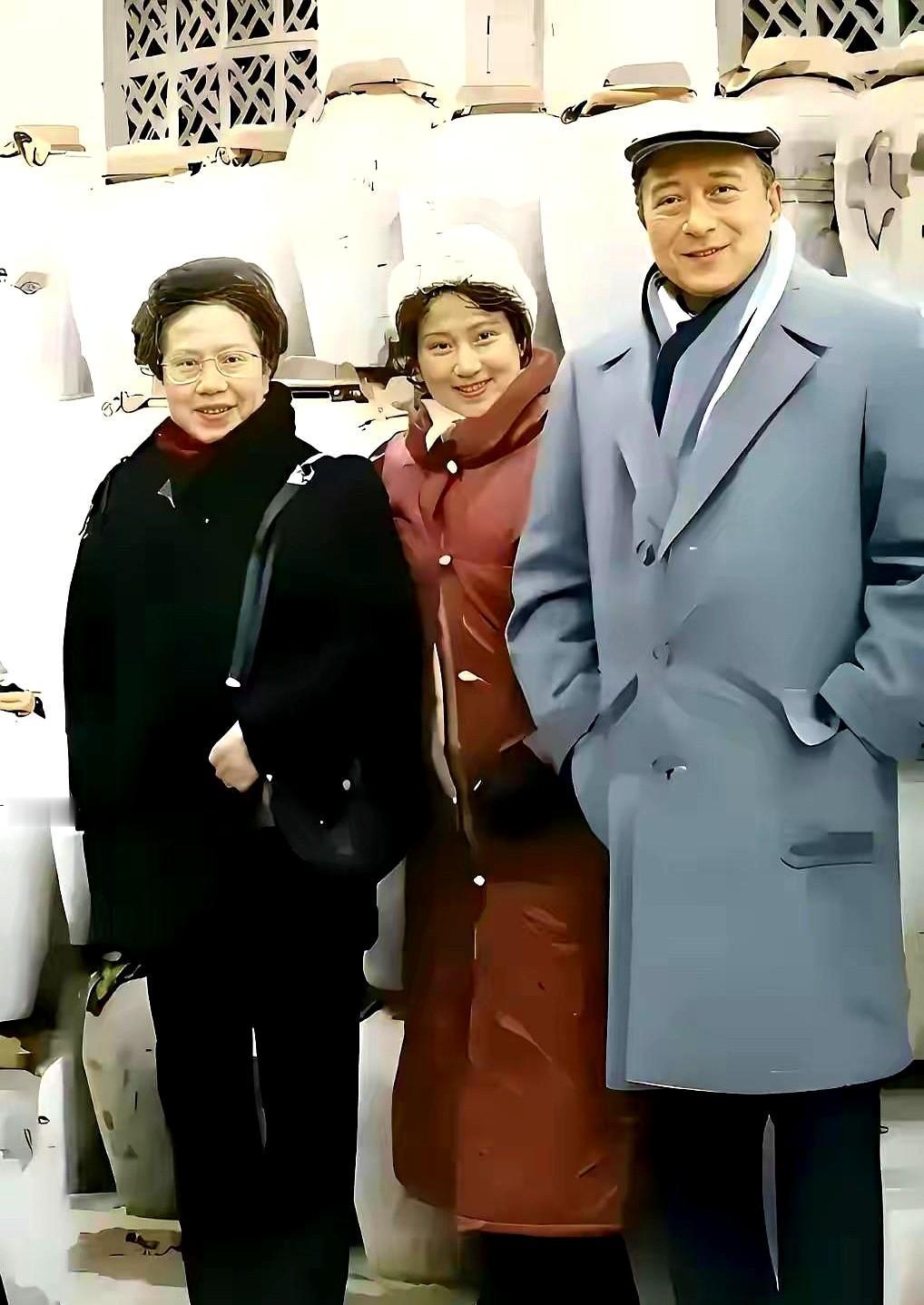 最近刷到一张老照片，三个人站一块儿，右边两个是孙道临和王文娟夫妇。孙道临演《永不