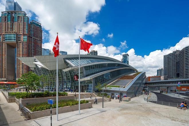 短短五年时间，香港与新加坡之间的经济差距被迅速拉大。2019年，香港GDP为36