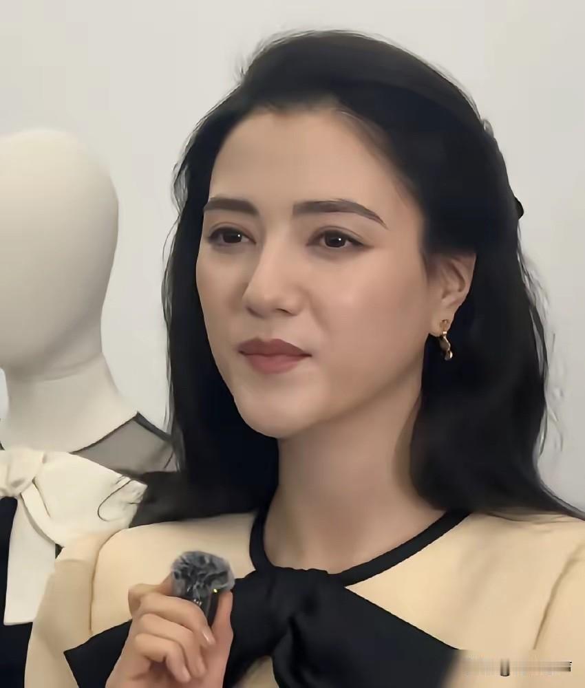 娜然的狠，撕开了娱乐圈最后一块遮羞布。你看她，天生一张不好惹的脸，眉眼之间自带