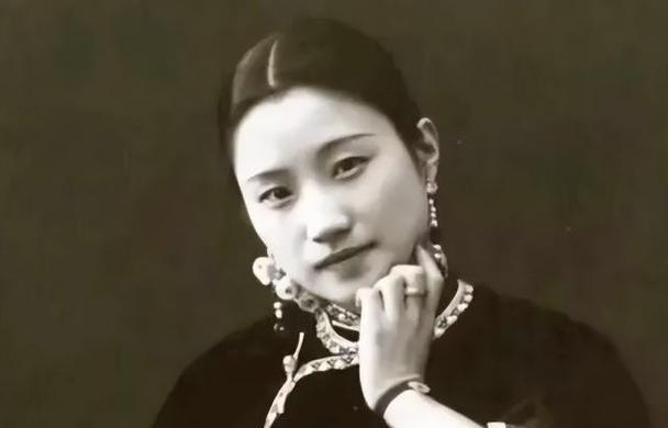 1965年，62岁陆小曼去世。翁瑞午的长女翁香光闻讯赶来，见四下无人，迅速解开陆