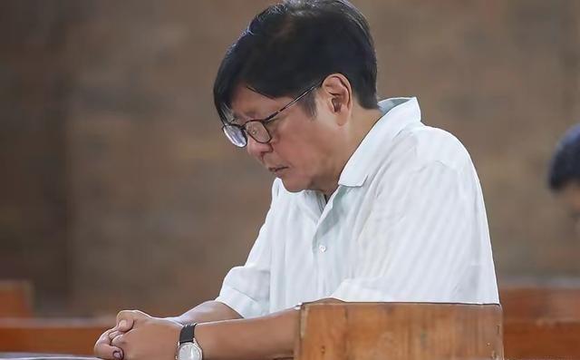 菲律宾闯黄岩岛同一天，请求中国给化肥！中国当场表态3月18号，菲律宾军方再次派