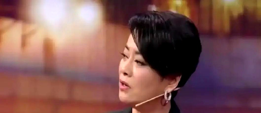 毛阿敏被骂了10年“大姐大”，结果是个乌龙。当年真人秀那顿饭，许晴崩溃大哭，所有人都觉得是毛阿敏带头