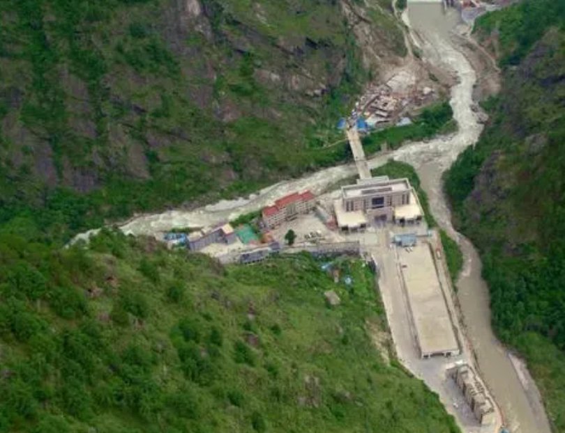吉隆口岸联检大楼被毁跨境泥石流奔袭喜马拉雅南麓，吉隆口岸联检大楼被泥石掩埋、通关