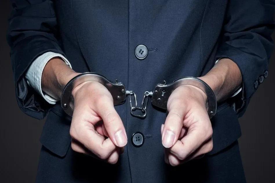 暴力抗法！4人围攻9名警察、开车猛撞辅警！结果大快人心！这事听起来就像拍电影，