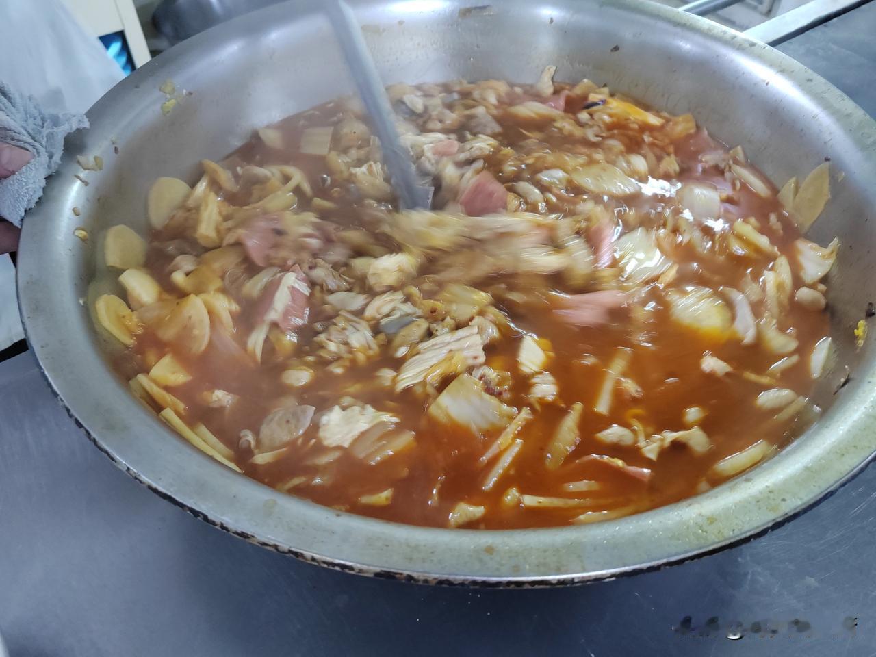 中午正在厨房准备午餐，船长突然进来了，我寻思着这个点船长到厨房有什么事吗？就随便