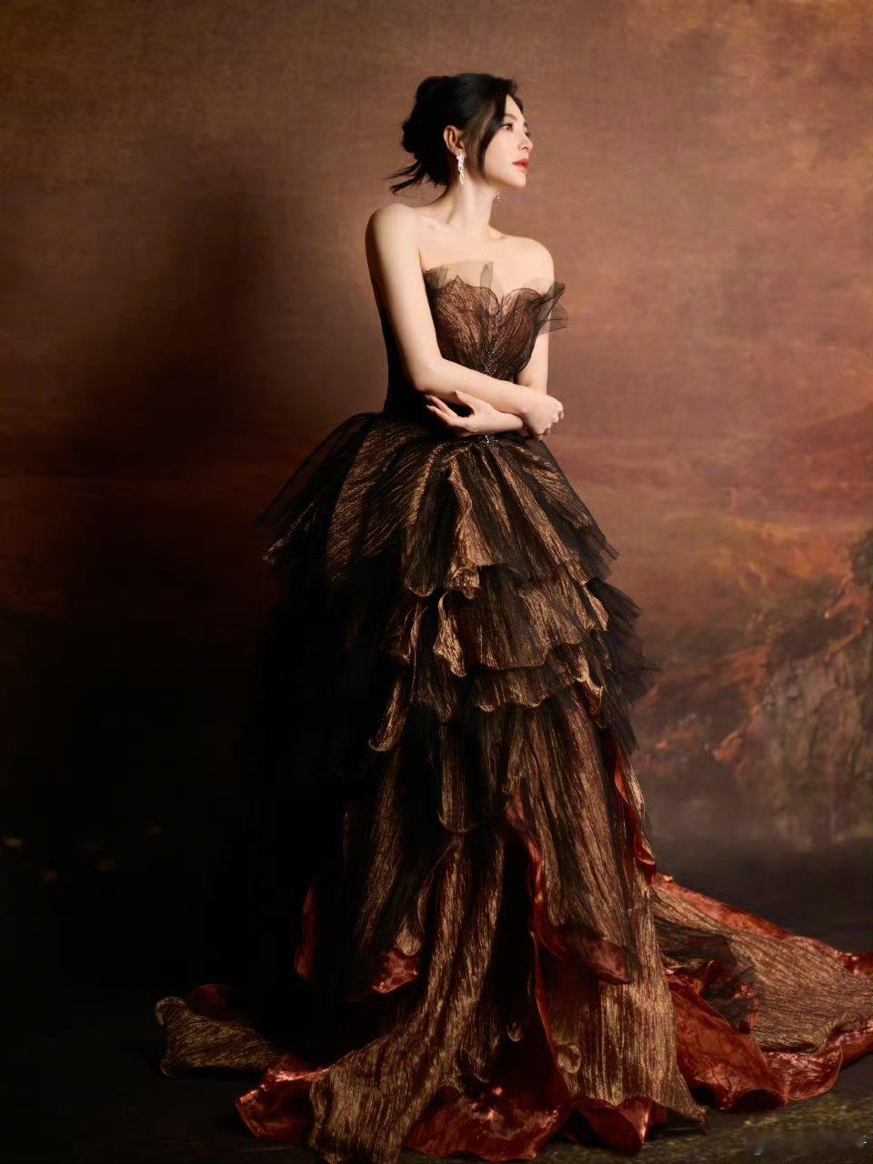 没认出来是张雨绮被张雨绮的流金色礼服造型惊艳到了！优雅又不失气场，状态好到爆棚