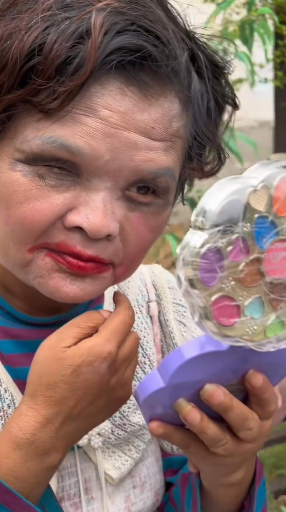 范小勤给妈妈化妆，一顿操作打扮，他妈妈这个妆容，晚上出门都吓人。