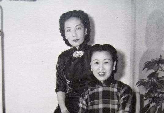 1937年一个晚上，杜月笙四姨太姚玉兰邀请孟小冬一起睡觉，半夜，姚玉兰悄悄给杜月