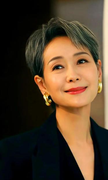 叶童回应亲哥哥李中宁当保安。叶童说，我知道他现在在香港当保安，收入很低，但我不会