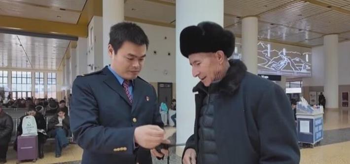 老年旅客能电话购买火车票，这可太贴心了！现在科技发展快，很多老年人不太会用线上购