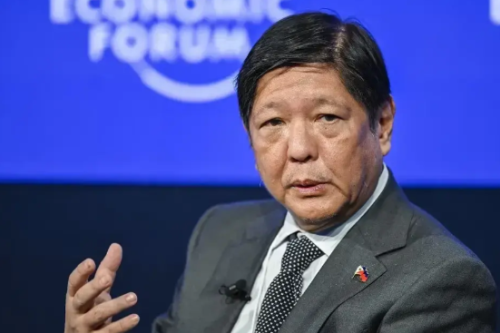 马科斯<em>本性难移</em>！民众赋予你权力，本望你为国家献力，你却用它来打压政敌，民怨沸腾，