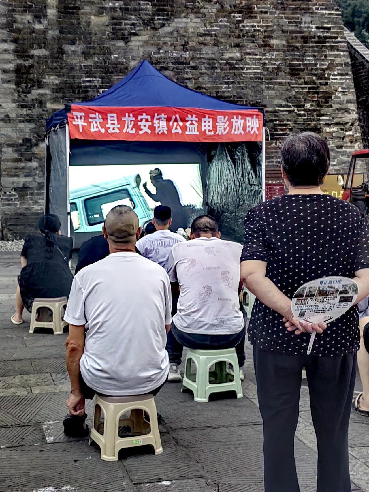 六十多岁日子过不下去，真没必要拿“一把年纪凑活过”绑架自己。我家楼下张叔两口子