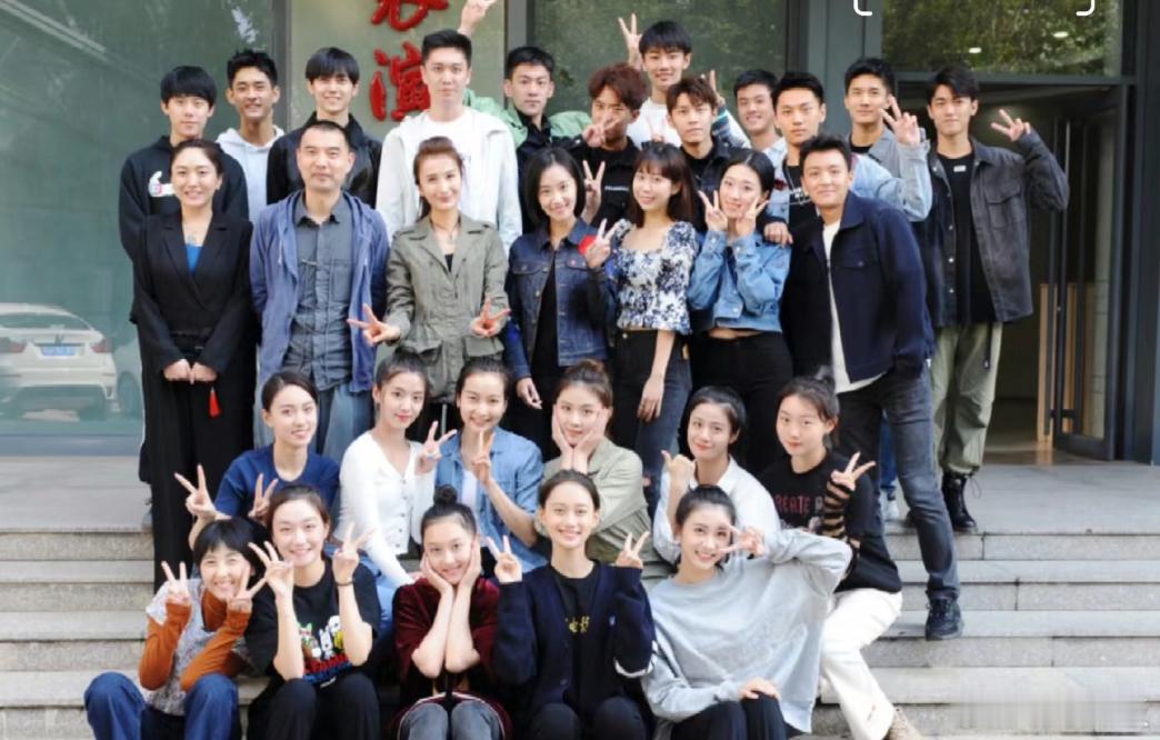 王梓莼和夏梦张子枫是大学室友怪不得王梓莼说自己平常都是被00花粉关注的，原来她