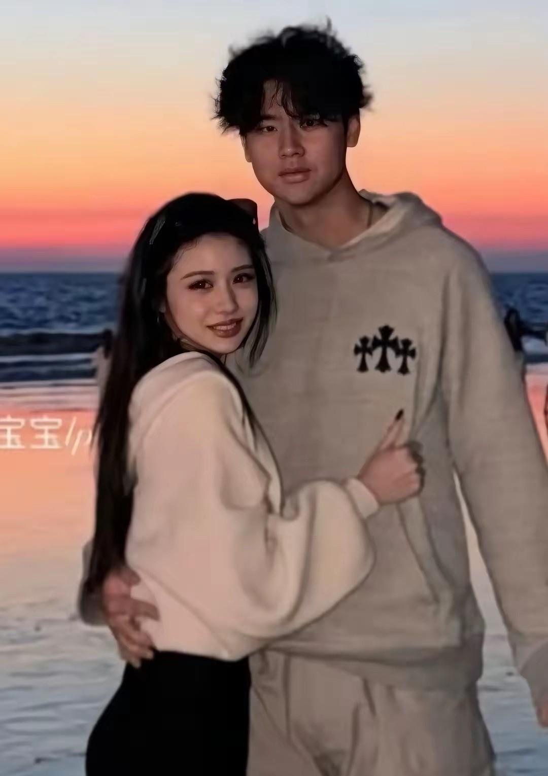 汪峰女儿留学闪电恋爱，高个男友引焦虑，摇滚爸沉默藏啥秘密。汪峰20岁的女儿小苹