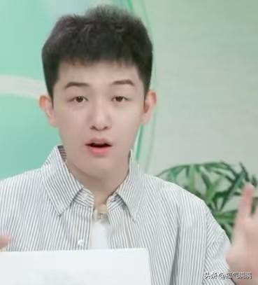 董董，本名董玉琢，北京电影学院导演系毕业。这履历搁直播间里，多少有点“降维打