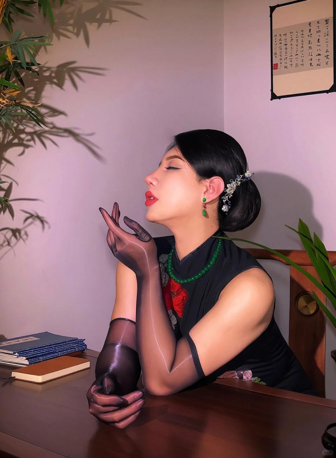 复古风情的东方美人，优雅姿态，韵味十足。什么叫有韵味的女人