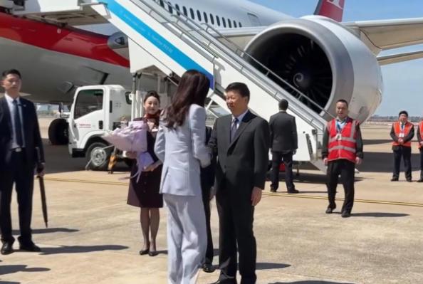 谁能想到，一场南京的晚宴，竟把“岛内政客”的遮羞布撕得粉碎。郑丽文顶着“五