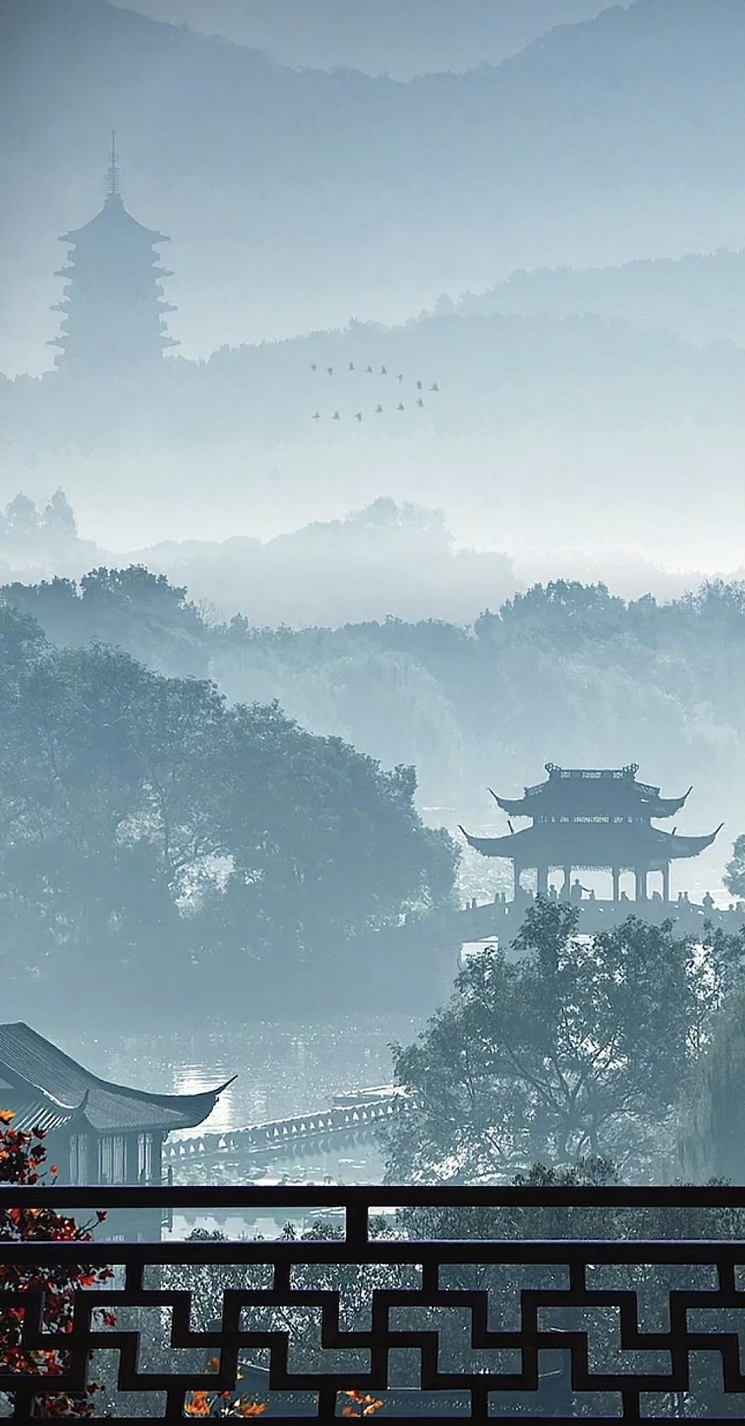 天下西湖三十六，杭州西湖最是牛；西湖山水别样美，游览一回真无悔；西子景如泼墨画，