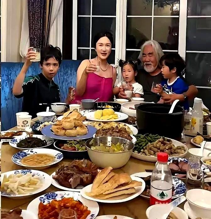 刷到张纪中家宴视频那一刻，我差点把手机摔进汤碗里——满桌子二十多个硬菜摆得跟满汉