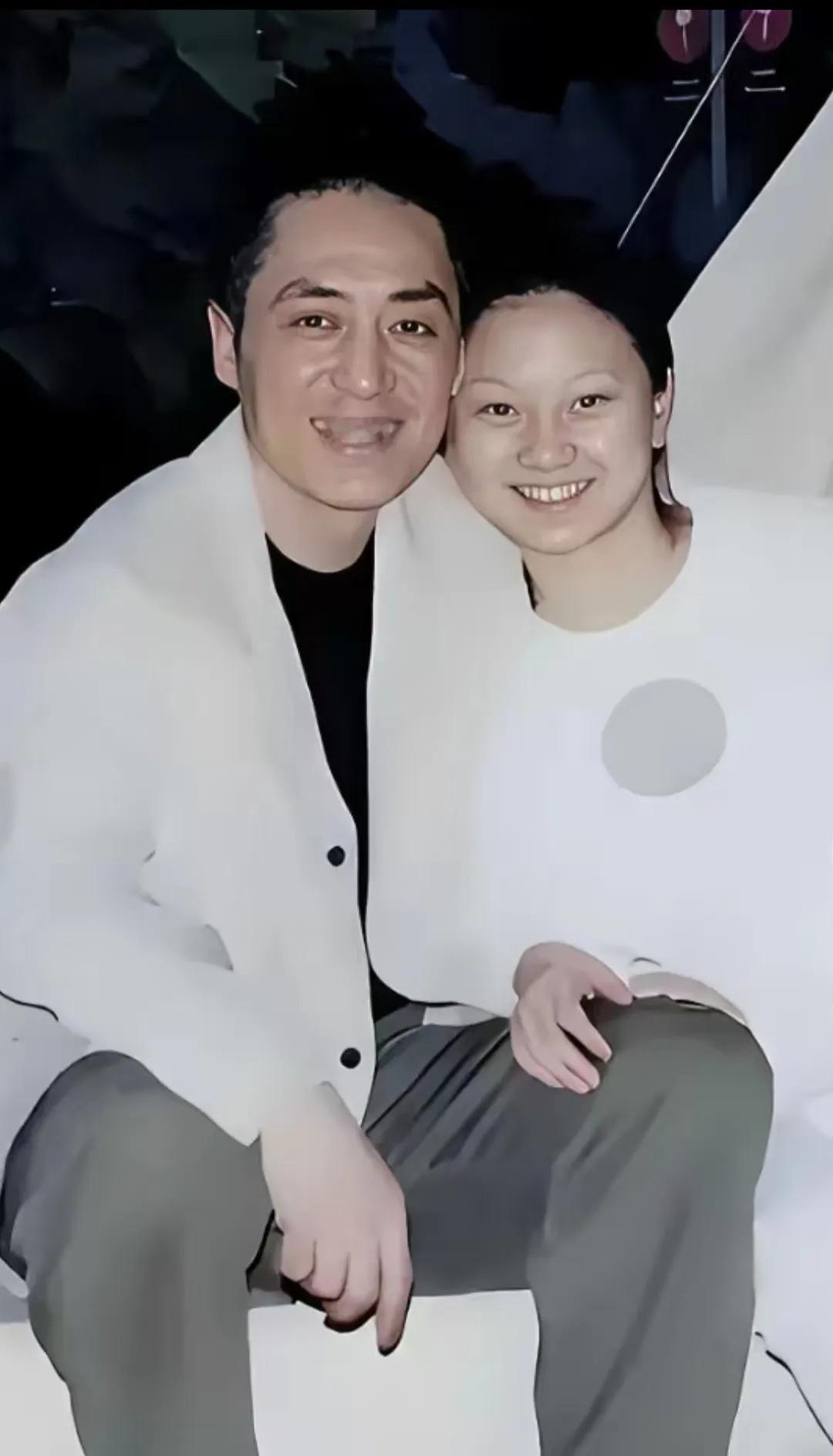 49岁的张艺谋娶了18岁的陈婷。有夫妻相。那时候的张艺谋正是意气风发。49岁了看