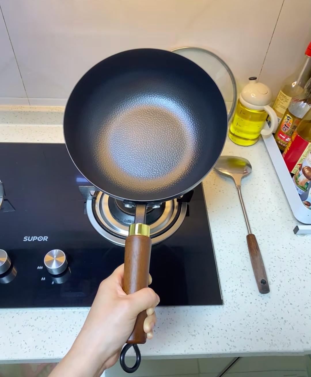 “传家不粘锅”使用指南请收好原来是我们自己不会用啊，可别再把责任推给锅了。近