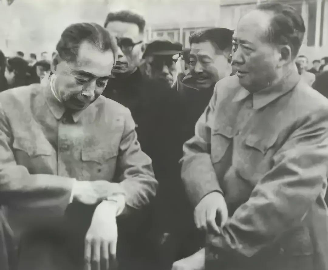摄影支架1956年初秋的一天，周总理随同毛主席来到北京西郊机场