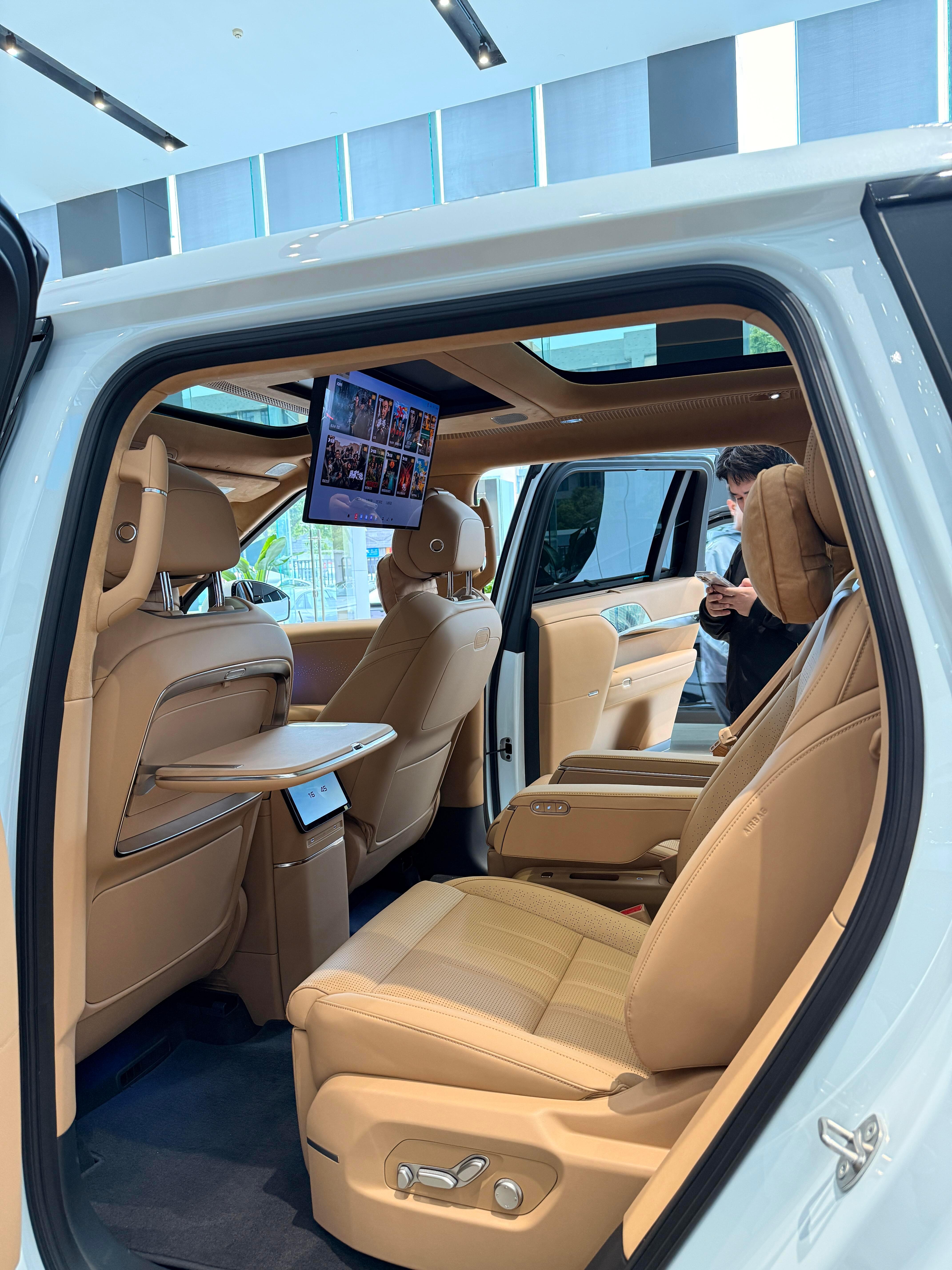 小鹏GX白色实车帅爆了！气场很强😎小鹏gx