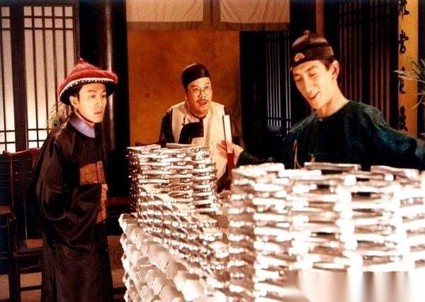 真以为那些几百年的大家族，都是傻子吗？削尖了脑袋往首都挤？恰恰相反，真想把香火