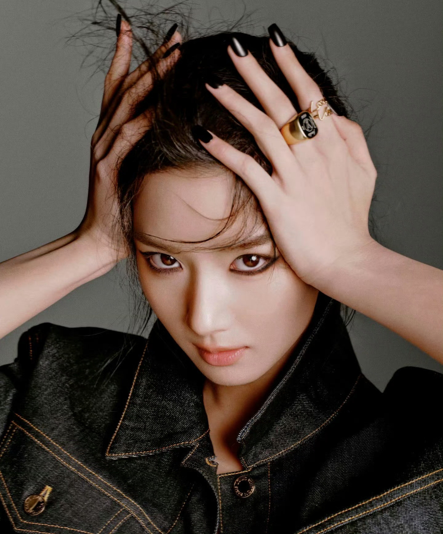 卢昱晓腹肌噜噜晓你还有多少惊喜是我不知道的，就这么超绝不经意漏出了腹肌马甲线，吃