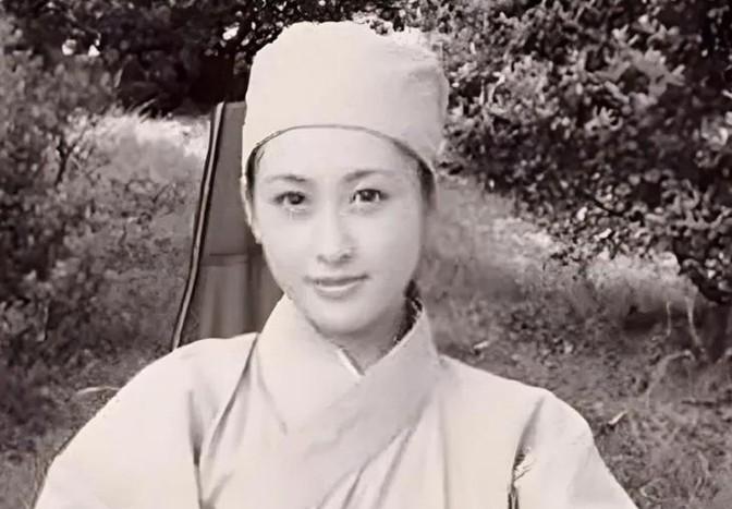 1950年，一次剿匪战斗中，一战士死死地盯住了女尼姑丰满的胸脯，排长不禁