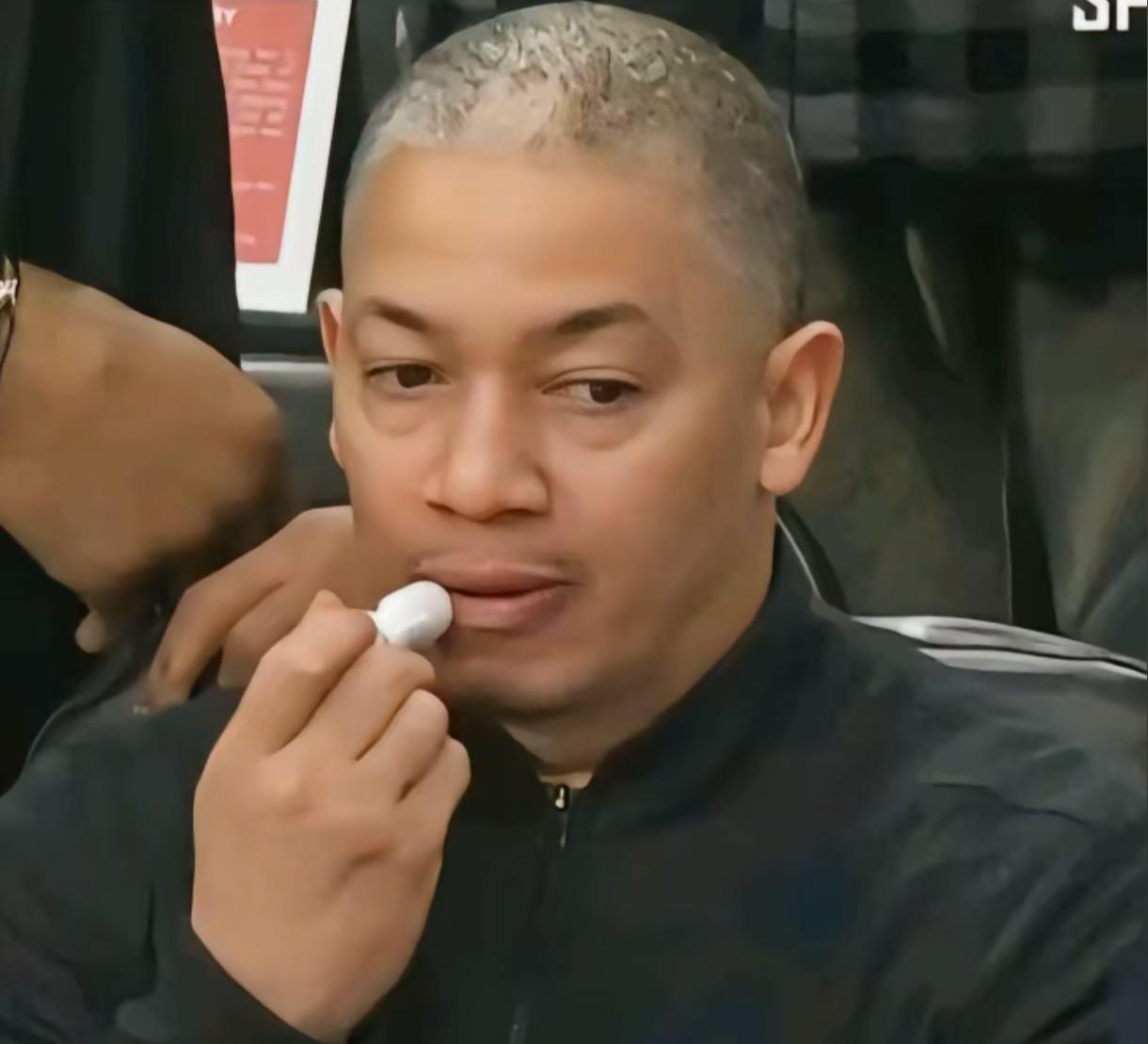 泰伦卢这暂停，叫的莫名其妙！进攻时间剩下5秒了，桑德斯和小卡在弧顶换位，桑德