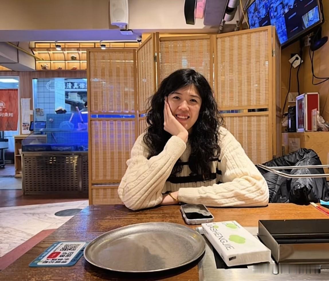 李盈莹回东北黑龙江了，烫了头发、无忧无虑自由自在！小烧烤整起来、锅包肉造起来、二