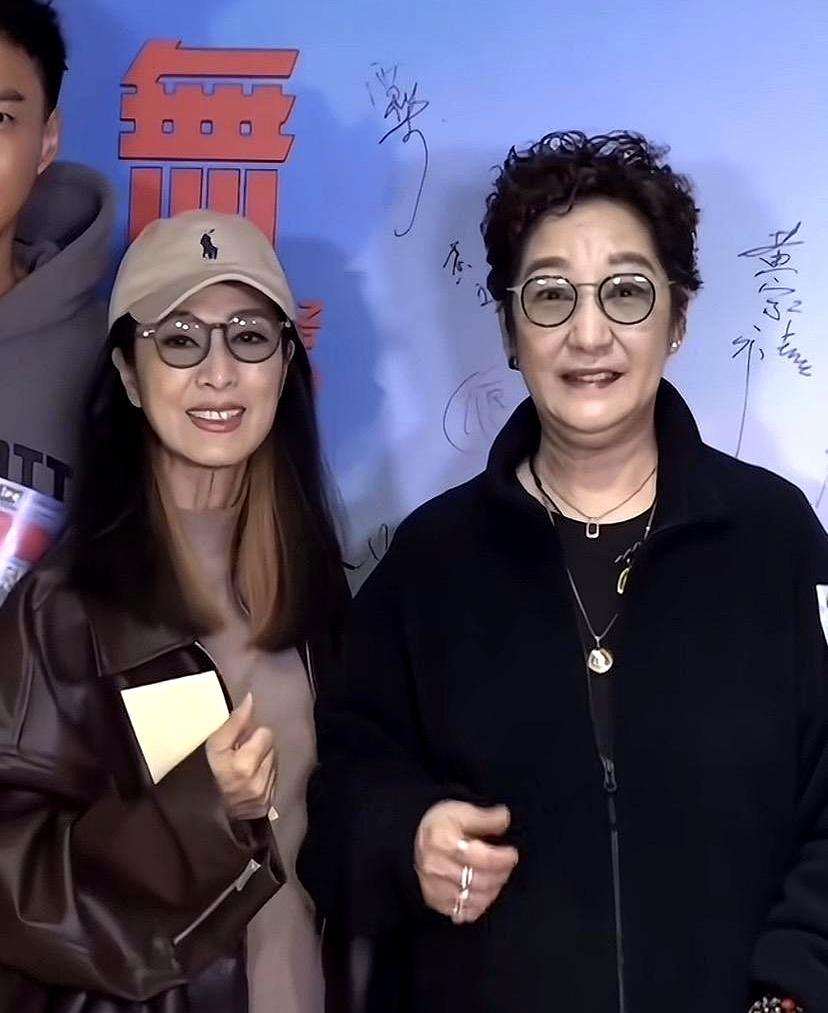 70岁的姐姐像50岁，61岁的妹妹反倒显老。时间的刻度，在米雪和雪梨这对亲姐妹身