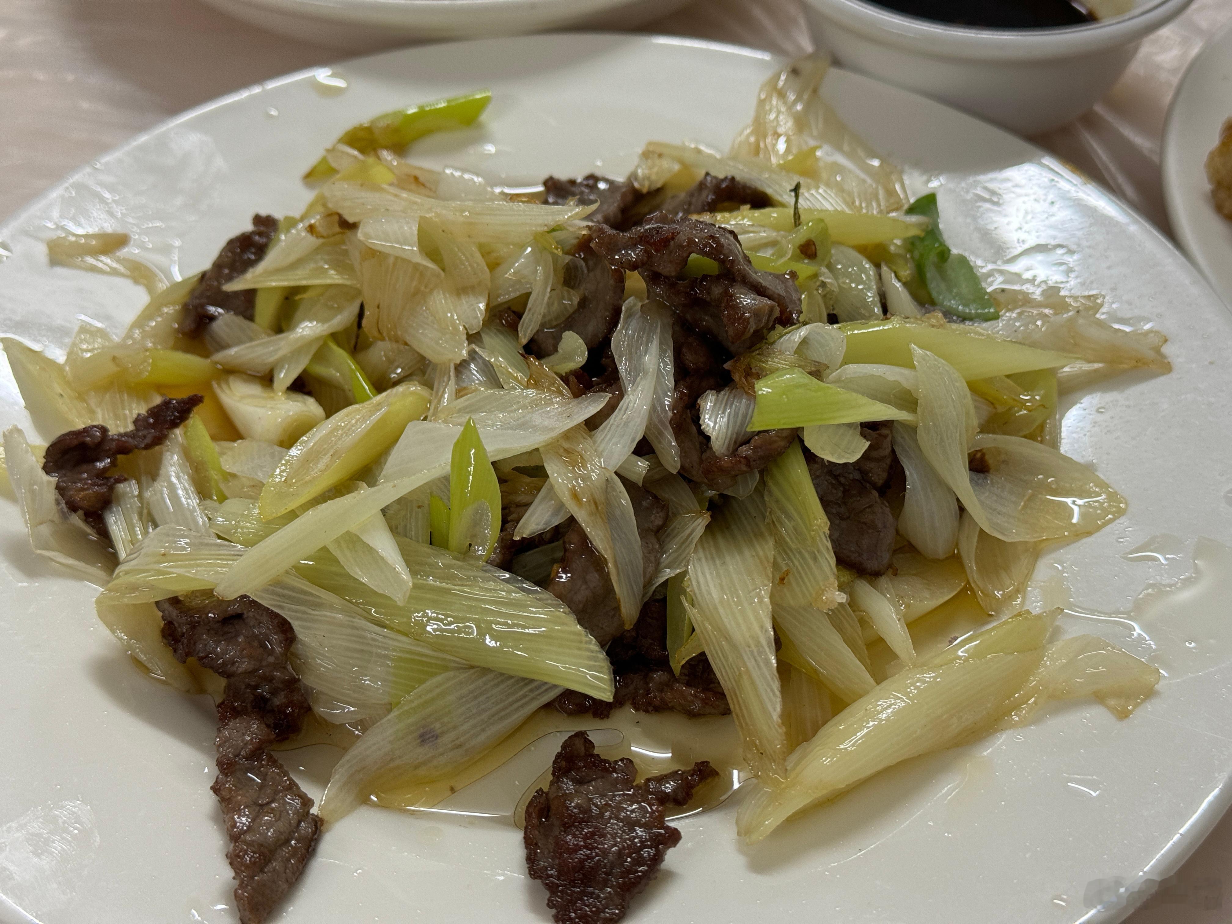今晚在江头随便找的东北菜馆，意外很好吃，特别是肉段茄子，但是锅包又是硬的的口感，