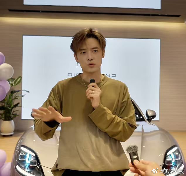 付辛博提车启境GT7日前，演员付辛博现身启境店端提车，据悉，付辛博本次所提车型位