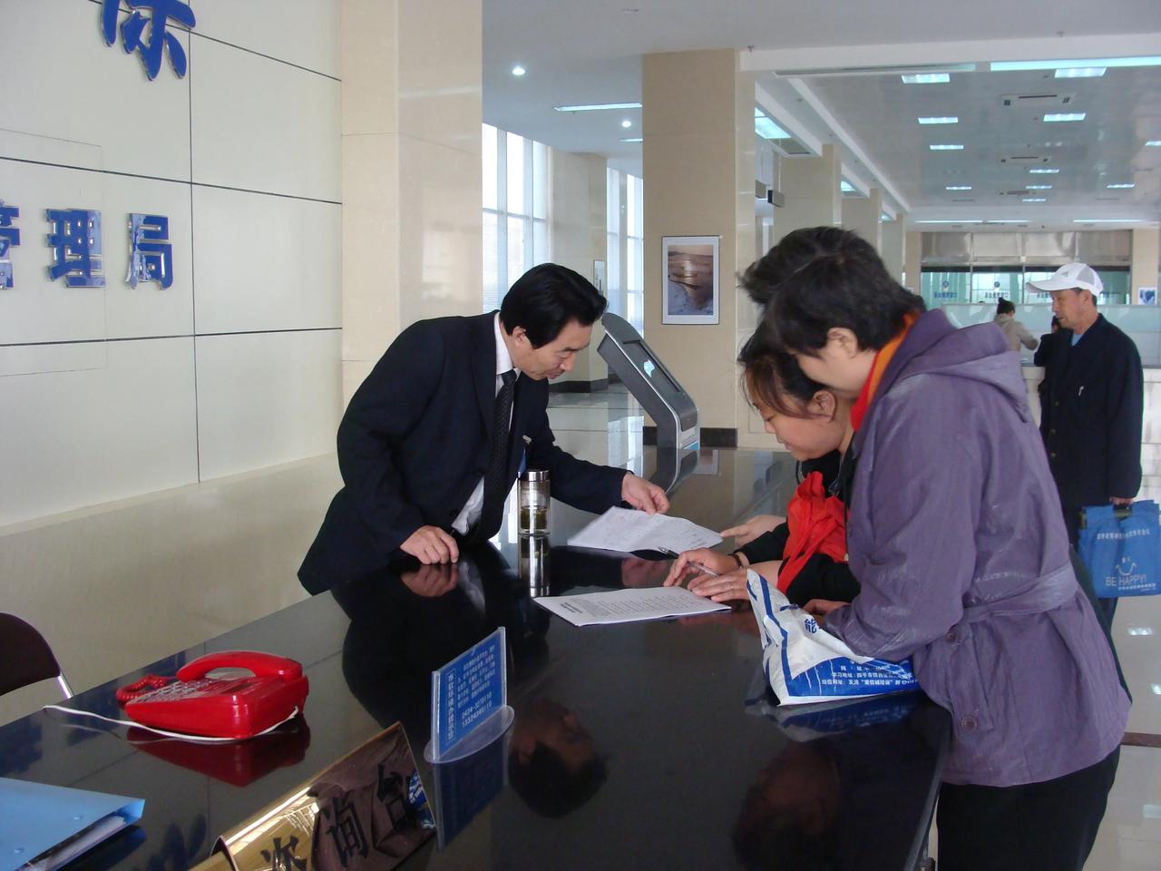 北京，女子所在单位经营不善与她签署了无限期放假协议，之后，女子到北京工作，在北京