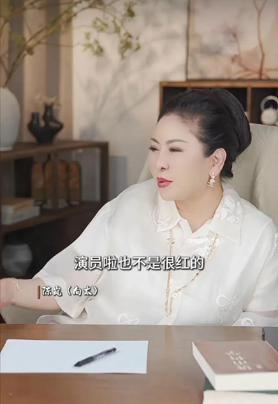 向太说：当时向华强喝多了，一个三线女星握手时，偷偷抠向华强的手心，回到家向华强问