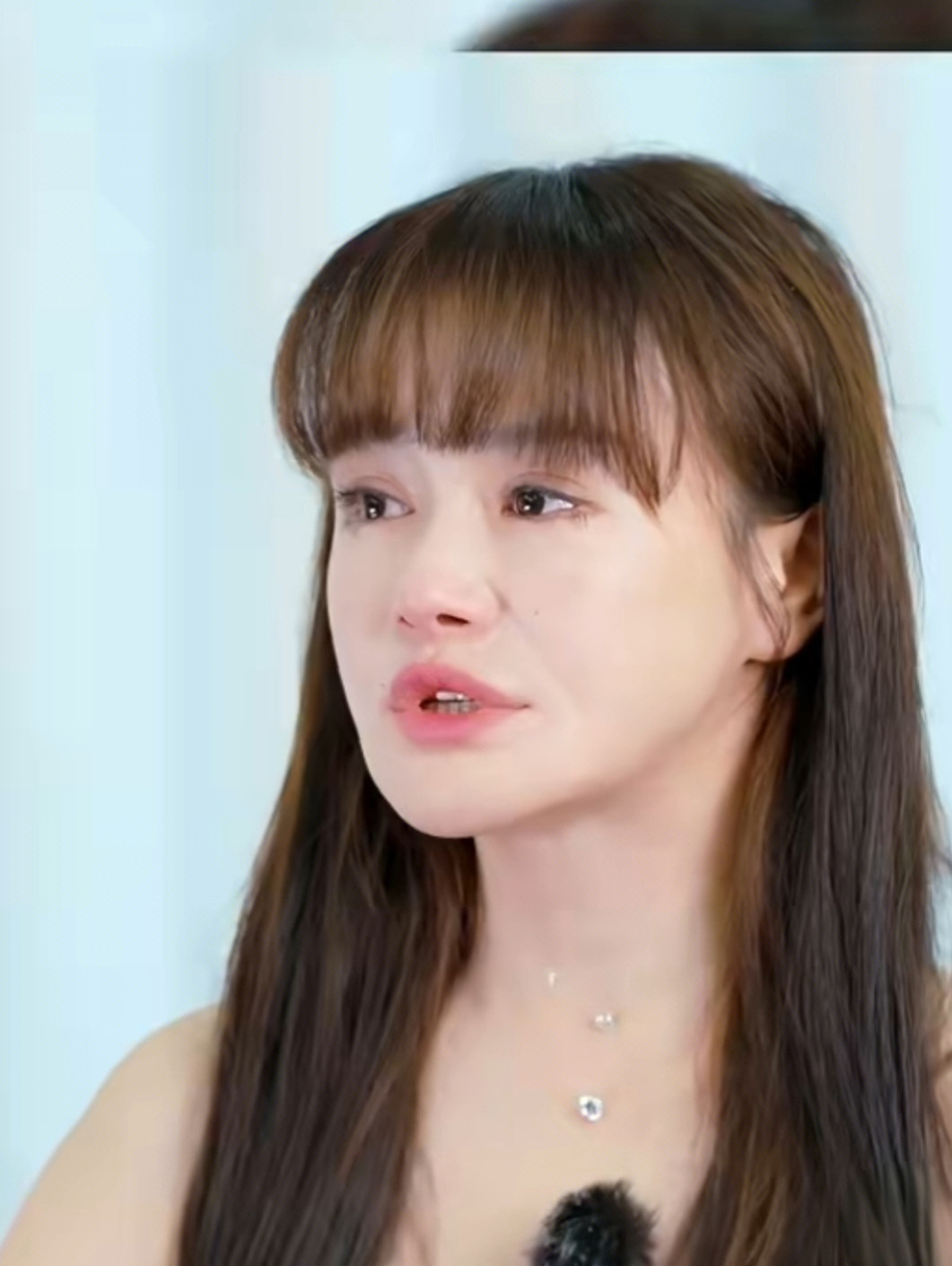冉莹颖给爸塞钱，却塞给了他三婚妻子冉莹颖这段综艺，我看完心里挺不是滋味。她爸重男轻女。两岁那年父母离