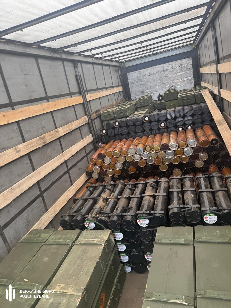 三名乌克兰士兵试图出售一卡车武器。逮捕过程中，当局缴获了700多发子弹、约1.2