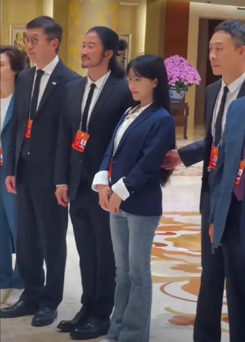 吴京旁边这个美女看着好眼熟，就是叫不出名字来。[捂脸哭][捂脸哭][捂脸哭]